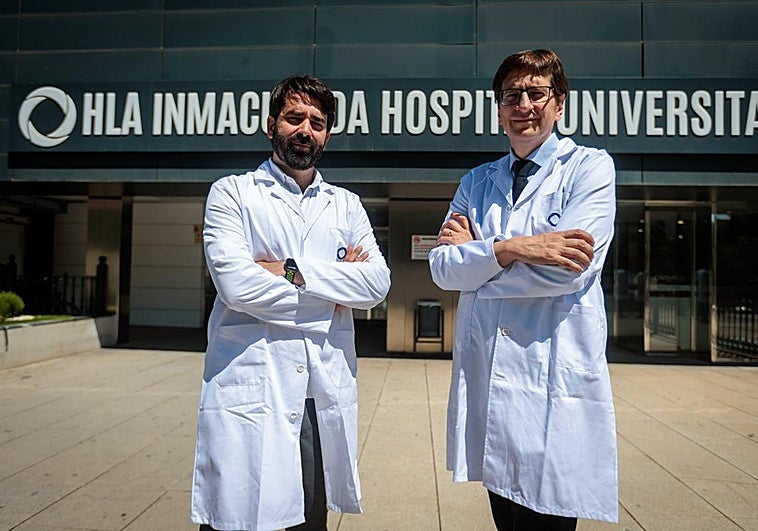 Javier de la Cruz (i) y Gonzalo Olivares Granados frente a las puertas del HLAInmaculada.