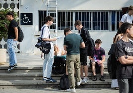Alumnos de Selectividad repasan antes de uno de los exámenes de este año.