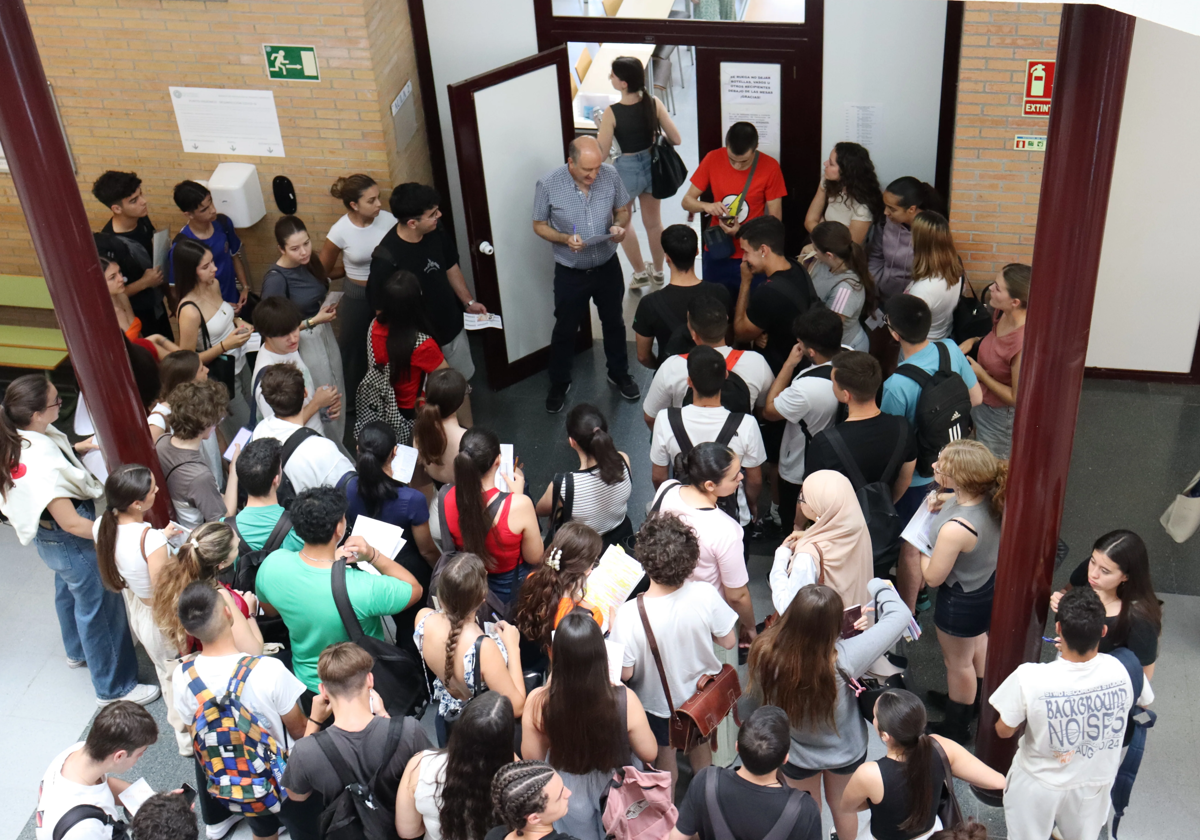 Estudiantes de Almería antes de entrar en un examen de la PAU 2025.