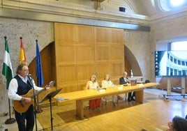 Paco Damas y los intervinientes, en el acto de presentación del Premio.