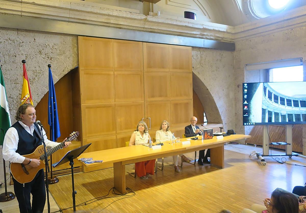 Paco Damas y los intervinientes, en el acto de presentación del Premio.