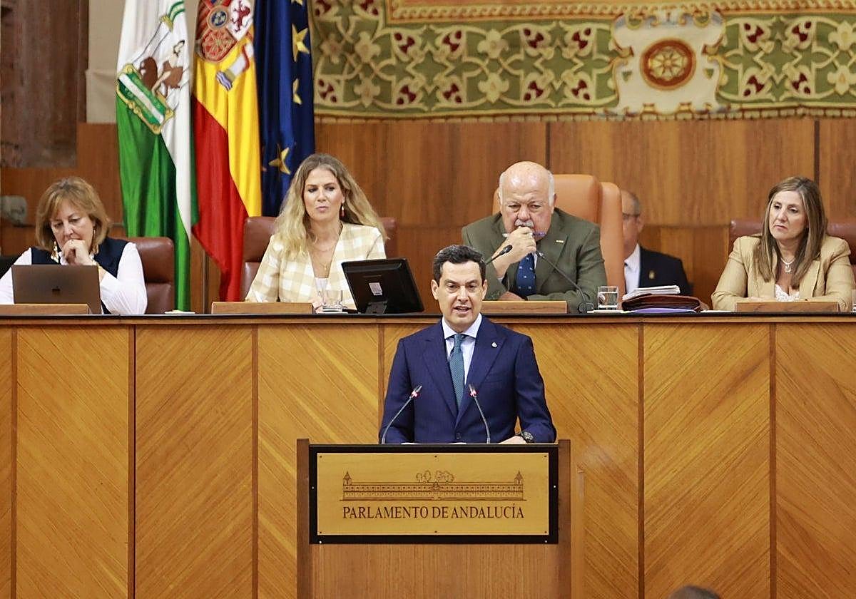 Juanma Moreno, durante su intervención en el pleno.