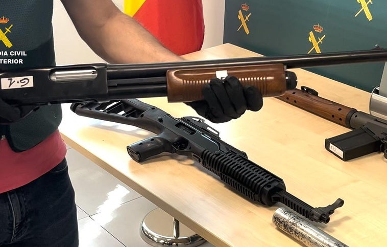 Una de las armas incautadas ahora a la organización de Murcia.