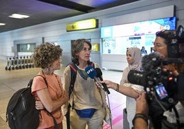 Ronte Alonso habla con los medios de comunicación al llegar a Barajas