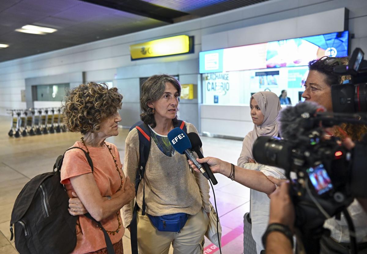 Ronte Alonso habla con los medios de comunicación al llegar a Barajas