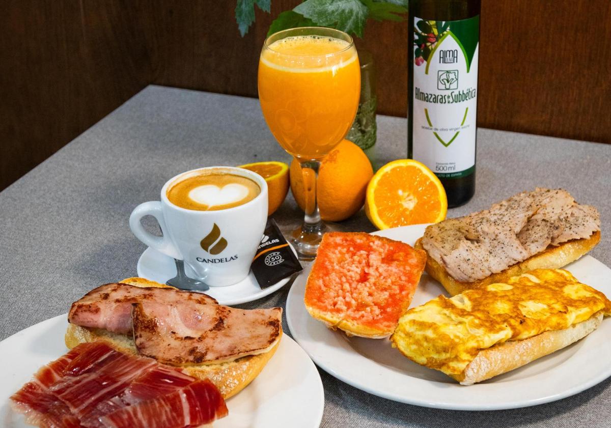 Imagen principal - El restaurante de Granada que arrasa con «desayunos premium» y un menú del día XXL