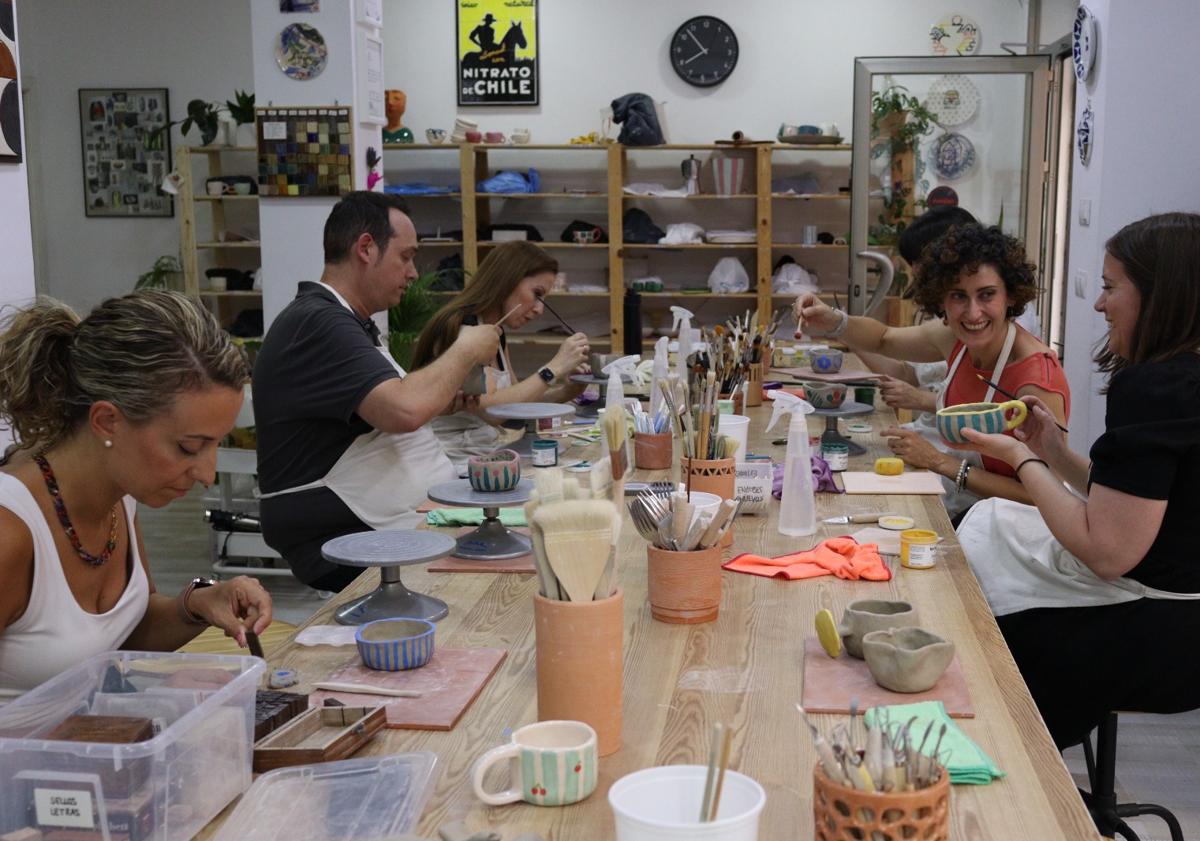 Imagen principal - El taller de Granada que ofrece relax a base de cerámica: «Ni el yoga relaja tanto»