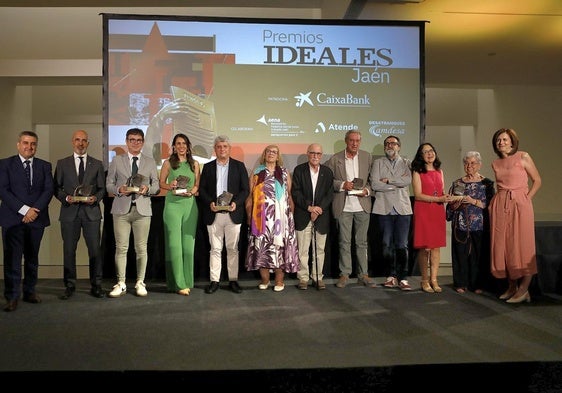 Foto de familia de los premiados en la gala de entrega de los premios IDEALES.