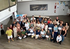 Rocío Blanco junto a los 15 trabajadores premiados.