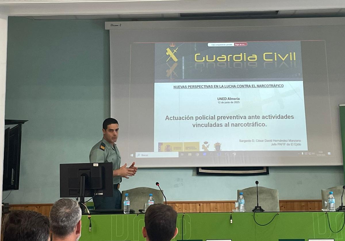 Conferencia del sargento César David Hernández, jefe de la Patrulla Fiscal y de Fronteras de El Ejido.