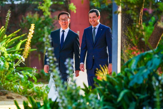 Juanma Moreno, el pasado jueves con el vicepresidente chino, Han Zheng.