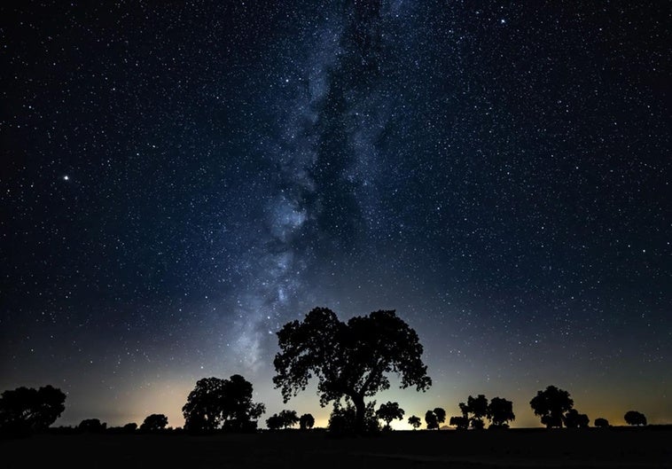 Cuatro razones para mirar el cielo de Granada este verano