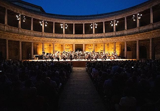 El patio de butacas se llenó para disfrutar del concierto.