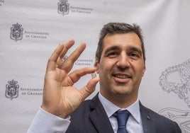 Pablo Pin muestra orgulloso su pin, con el escudo de la ciudad, distinción que recibió del Ayuntamiento de Granada.