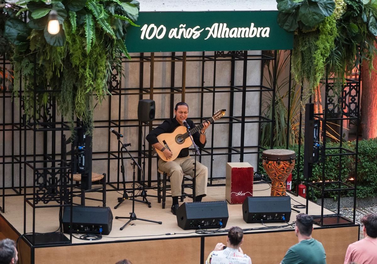 Imagen principal - El Corpus vibrará con la 'Sosegá' para celebrar los 100 años de Cervezas Alhambra