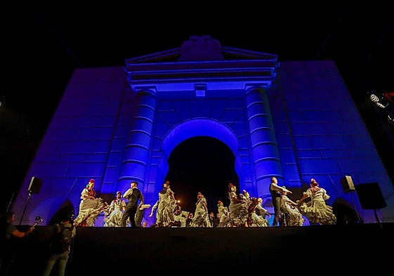 Momento del encendido de la portada del Corpus 2025.