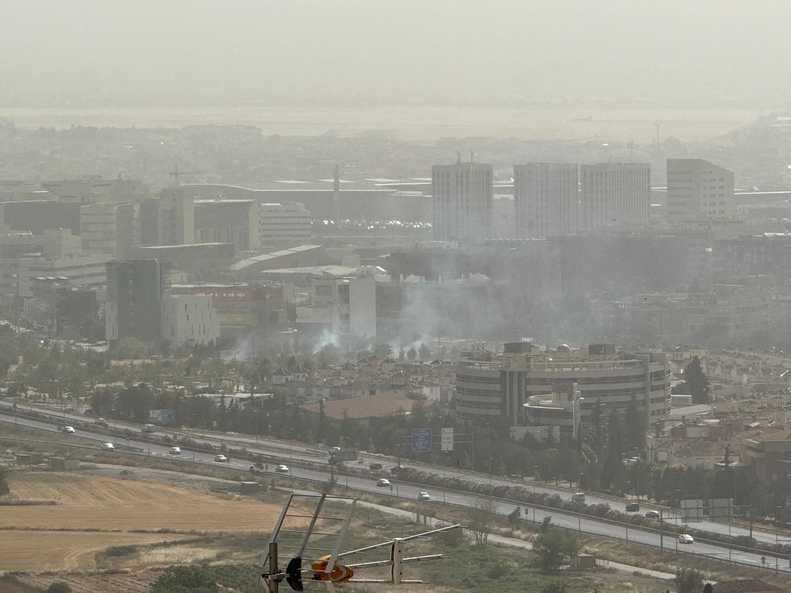 Los bomberos sofocan un incendio en el parque Carlos Cano
