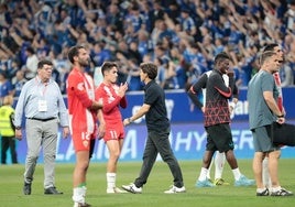 Rubi se retira del campo al término del partido disputado en el Carlos Tartiere.
