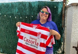 Blanca Samos posa con la camiseta del Granada en su casa de Jaén.