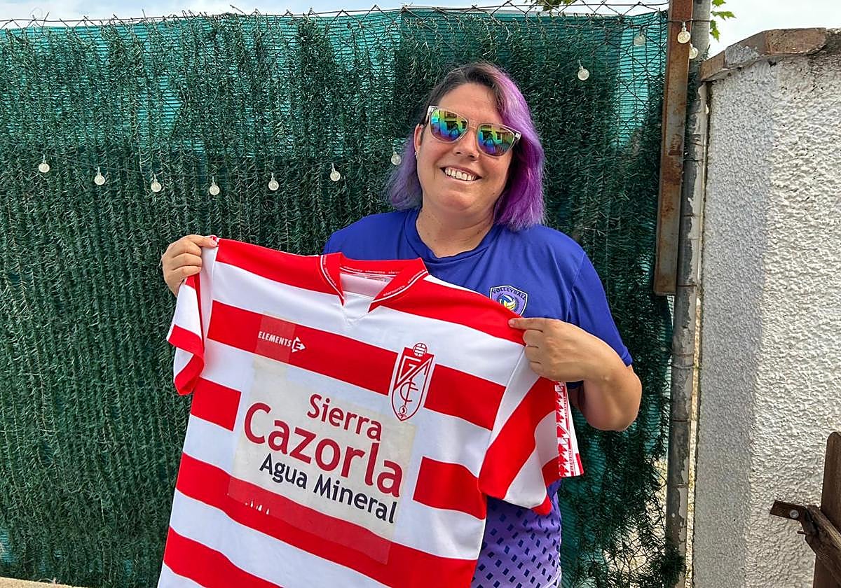 Blanca Samos posa con la camiseta del Granada en su casa de Jaén.