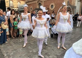 Los almerienses salieron a la calle en la tradicional Noche en Blanco que se vivió con colorido y emoción.