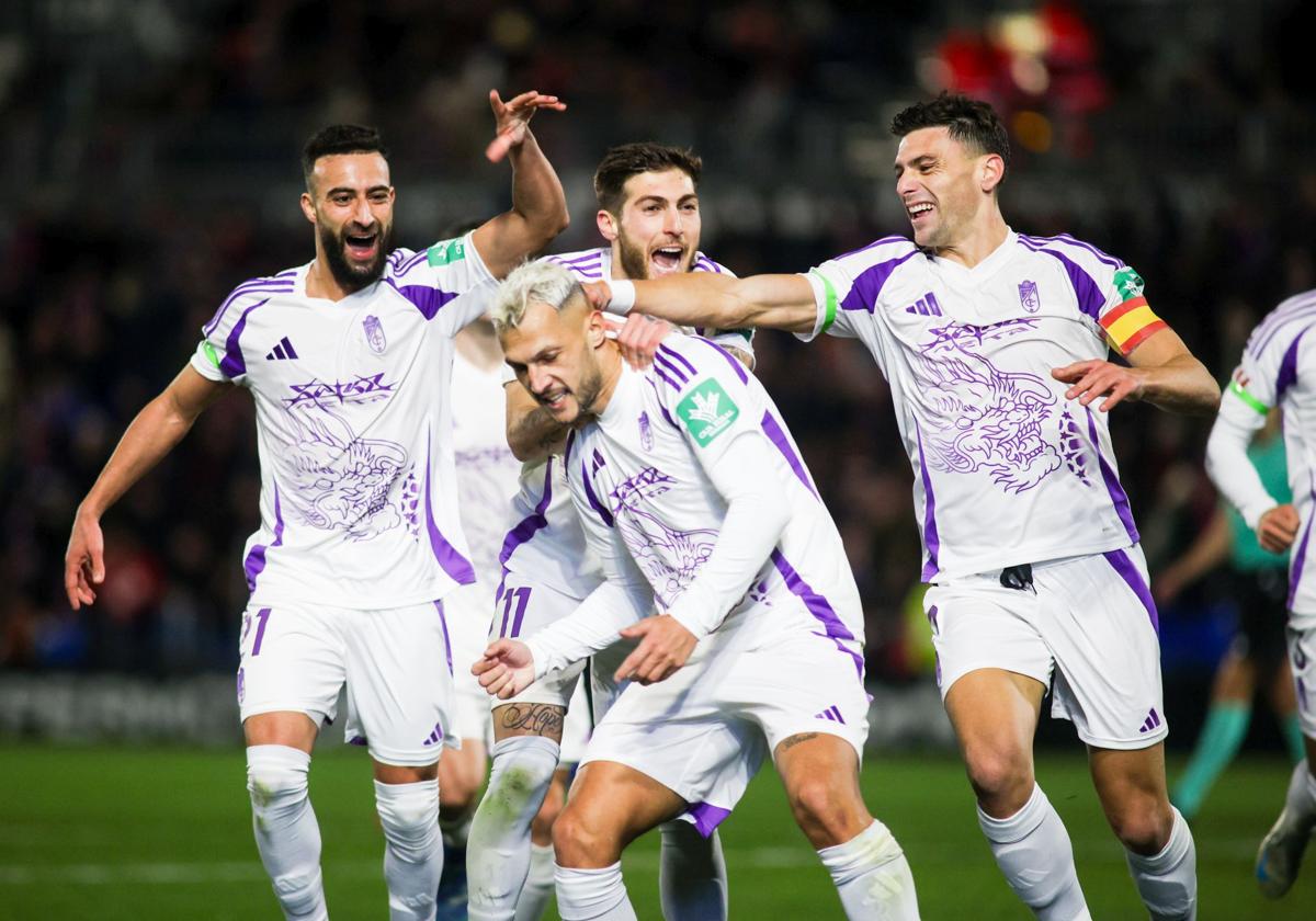 Rebbach, Tsitaishvili y Boyé celebran con Stoichkov el gol del gaditano al Eldense.