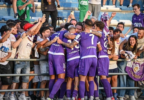 Celebran con la afición desplazada tierras sevillanas el gol de Lozano.