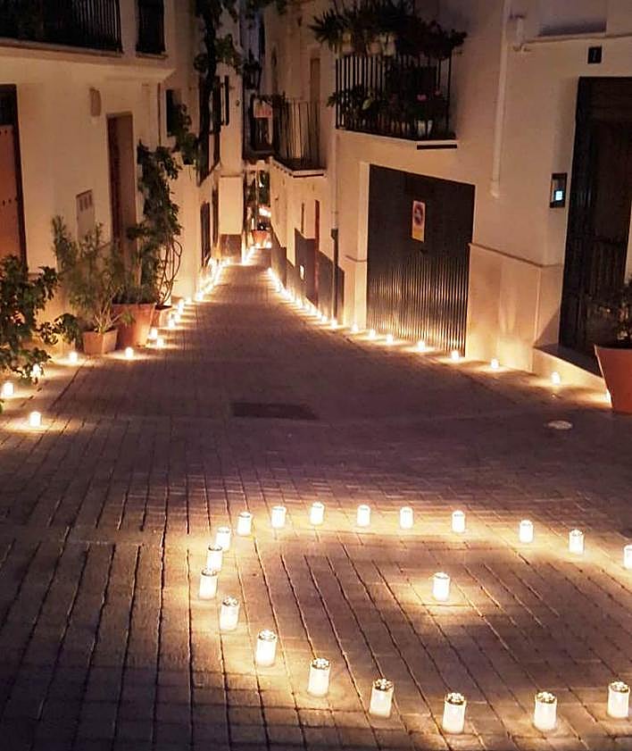 Imagen secundaria 2 - Miles de velas convirtieron en mágico el casco antiguo de Quesada