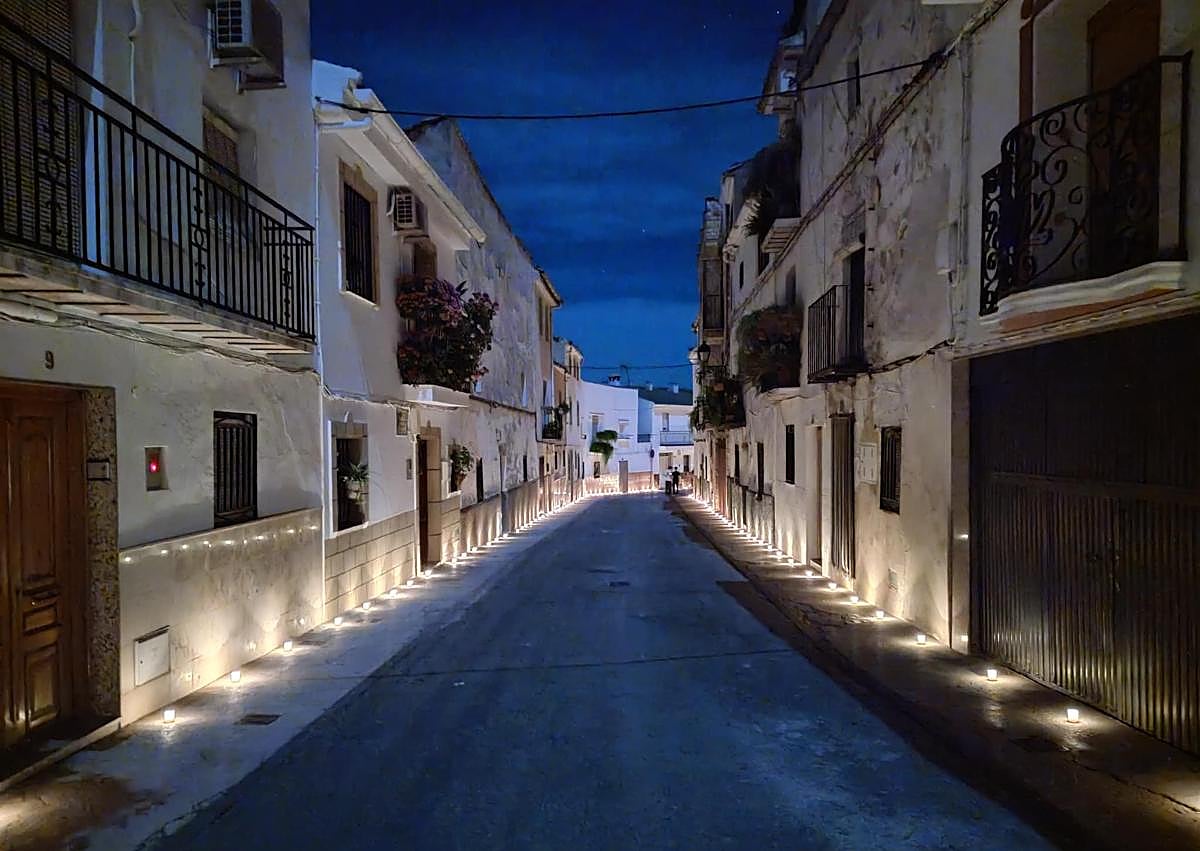 Imagen secundaria 1 - Miles de velas convirtieron en mágico el casco antiguo de Quesada