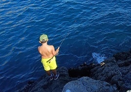 Un niño pesca en la Punta de la Mona, antes de que se hiciera efectiva la prohibición, el pasado enero.