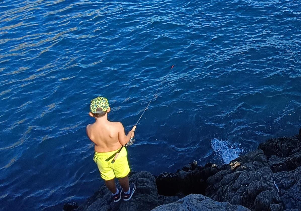 Un niño pesca en la Punta de la Mona, antes de que se hiciera efectiva la prohibición, el pasado enero.