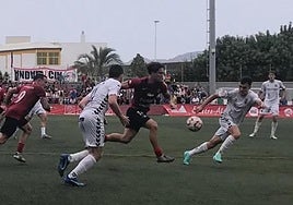 Spinman avanza con peligro por la banda derecha.