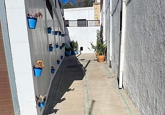 Una de las calles adornadas de Felix, municipio que acogerá este evento de relevancia periodística.