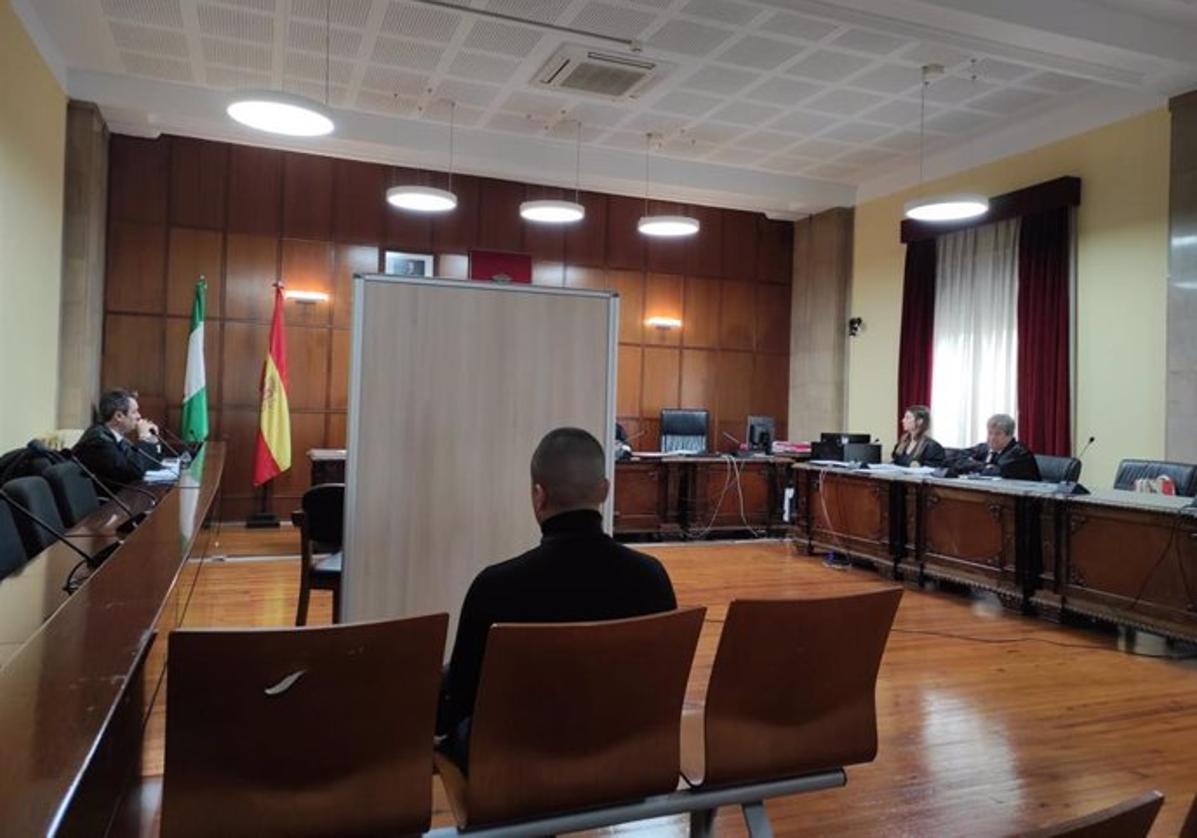 El acusado frente al biombo que protegió a la menor durante su declaración en una imagen de archivo.