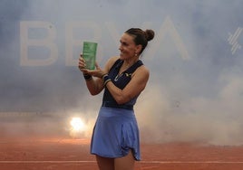 Nuria Párrizas celebra el título en Valencia.
