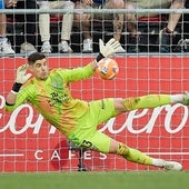 Raúl Fernández para el penalti de Colombatto.