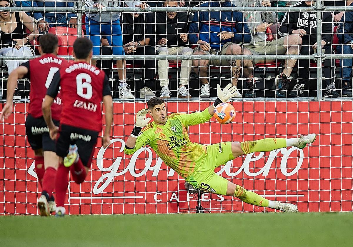 Raúl Fernández para el penalti de Colombatto.