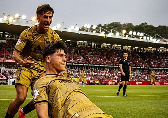 Los futbolistas de la Real Sociedad B celebran uno de sus goles en Tarragona.