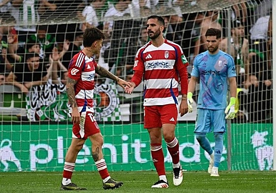 Ricard consuela a Insua en El Sardinero, con Luca detrás.