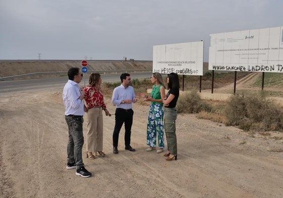 Imagen de los representantes del PP, esta mañana, en las obras del tramo del AVE entre Murcia y Almería.
