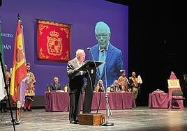 Luis Berges Roldán sobre el escenario del Infanta Leonor tras recibir la Medalla de Oro de la ciudad y el título de Hijo Predilecto.