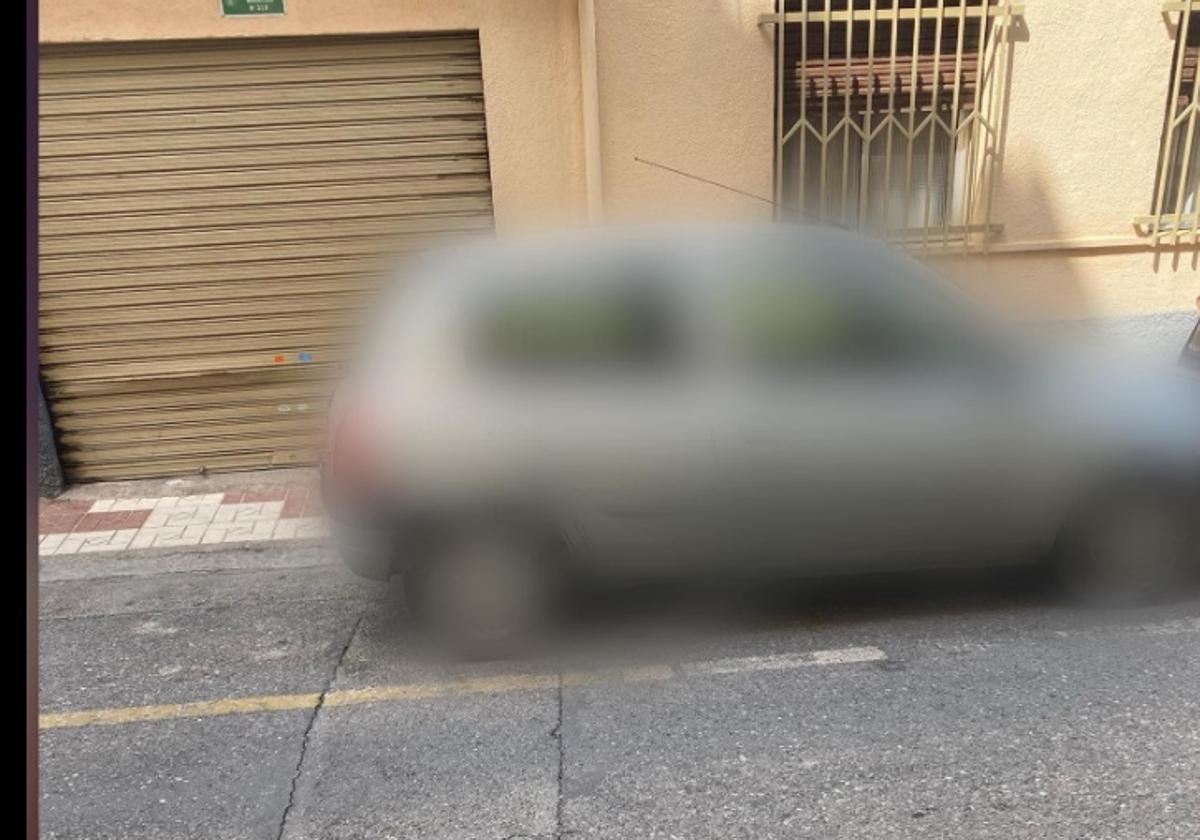 Aparca sin seguro, sin ITV y aparcado en un vado