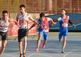Relevo masculino del Delsur, a la derecha, durante una prueba anterior.