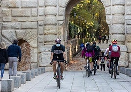 El acceso a la Alhambra por la Cuesta de Gomérez permenace cerrado.