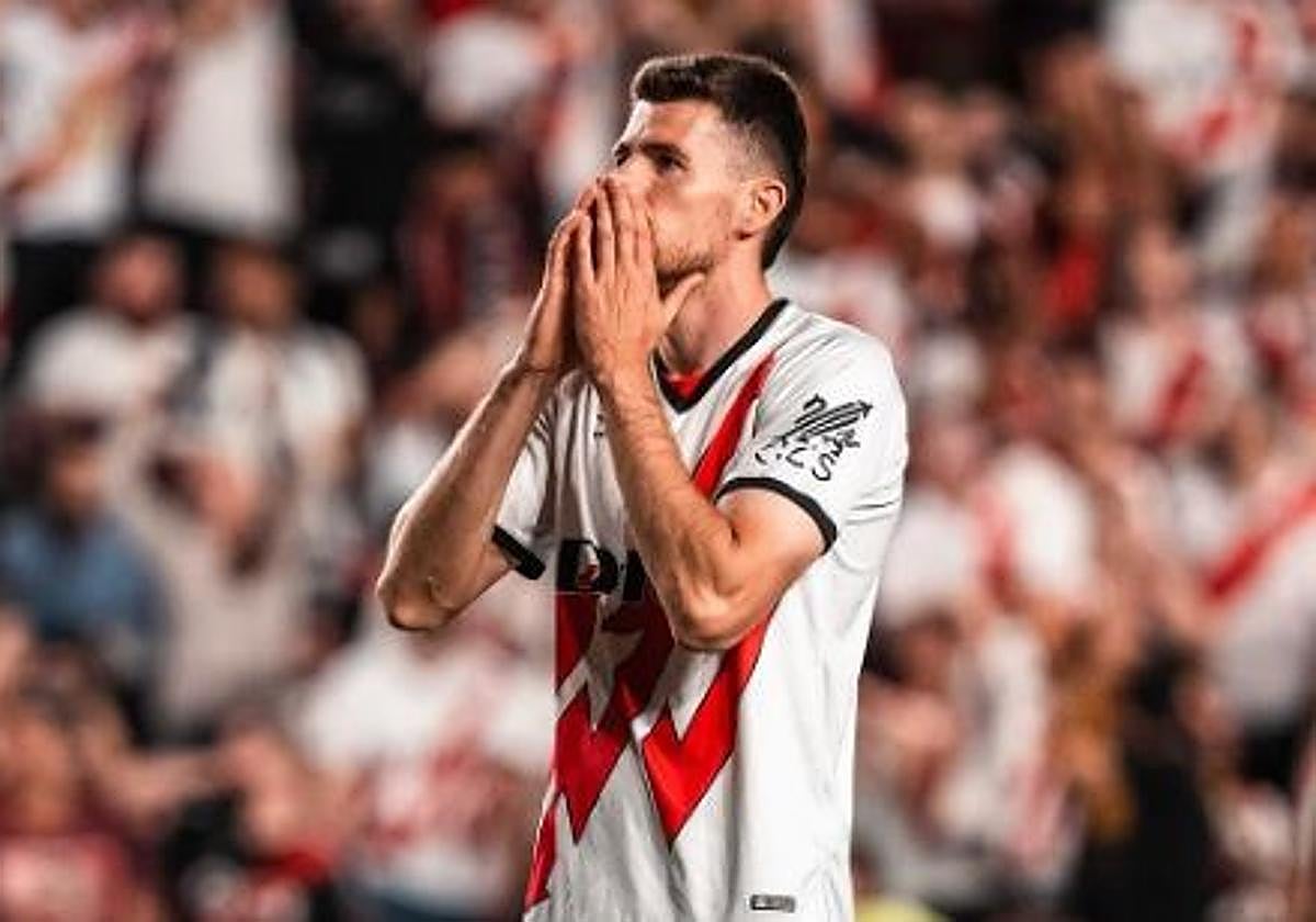 Gumbau se despide de la afición del Rayo tras clasificarse para la Conference League.