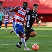Martin Hongla conduce un balón durante el partido contra el Elche en Los Cármenes.