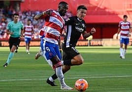 Martin Hongla conduce un balón durante el partido contra el Elche en Los Cármenes.