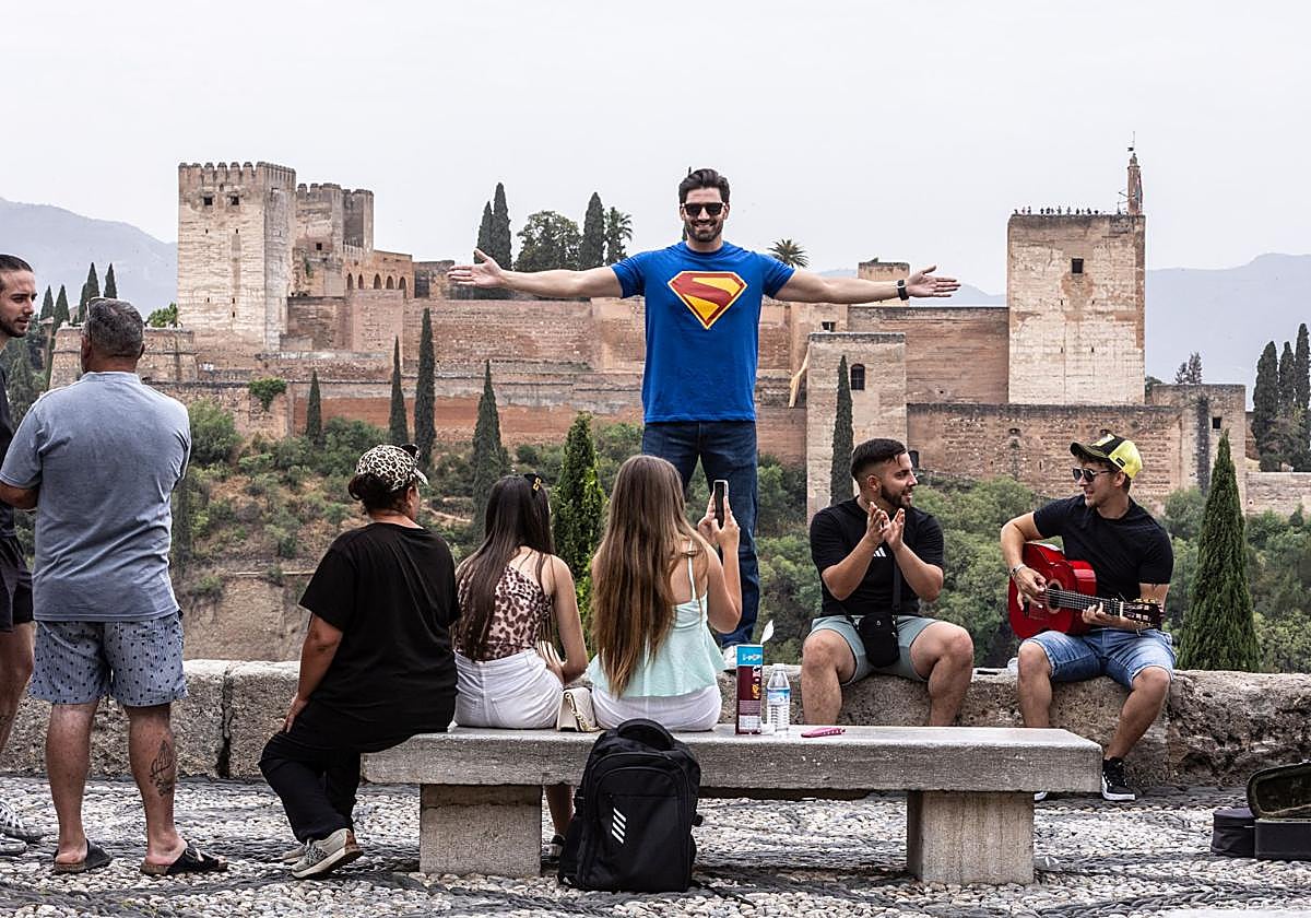 Jorge Jiménez posa en el mirador de San Nicolás, imitando la portada del cómic 'Superman en Granada'.