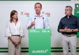 José María Martín, con Fátima Herrera y Juan Antonio Lorenzo, en la sede del PSOE de Almería.