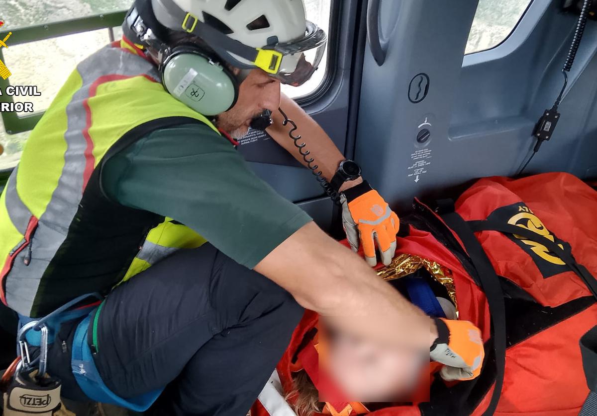 La Guardia Civil rescata a dos jóvenes atrapados en una roca tras la crecida de una rambla.